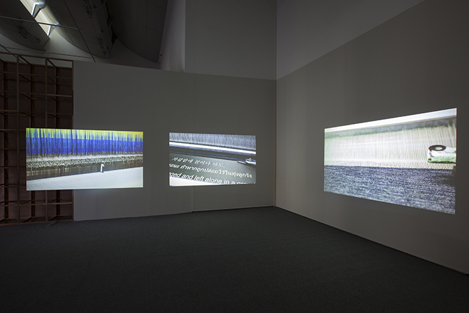 1.권용주, 연경, 2014, 3채널 비디오와 설치, 컬러, 사운드, 24분 23초_7