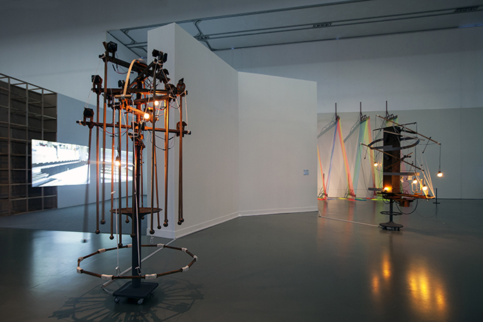 13.양정욱, 서서 일하는 사람들, 2015, 설치