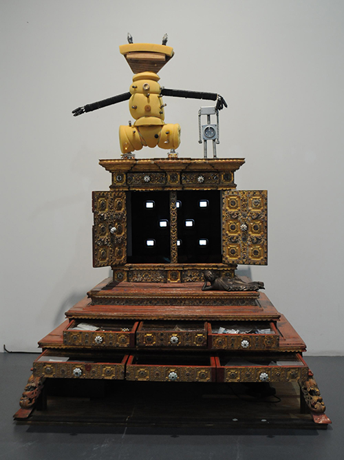 6.백남준, 버마 체스트, 1990, 비디오설치, 240×140×190cm, 백남준아트센터 소장