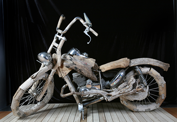 김광우, 도망자, 2005, 나무, 오브제, 137×217×70cm, 경기도미술관 소장