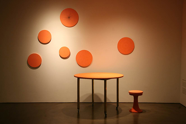 박관욱, 6개의 태양분할, 2013, MDF위 혼합재료, _ 50, 46, 46, 38, 36, 30cm (평면)+박관욱, 태양의 식탁196, 2013, MDF위 혼합재료, 87×120×120cm (입체)