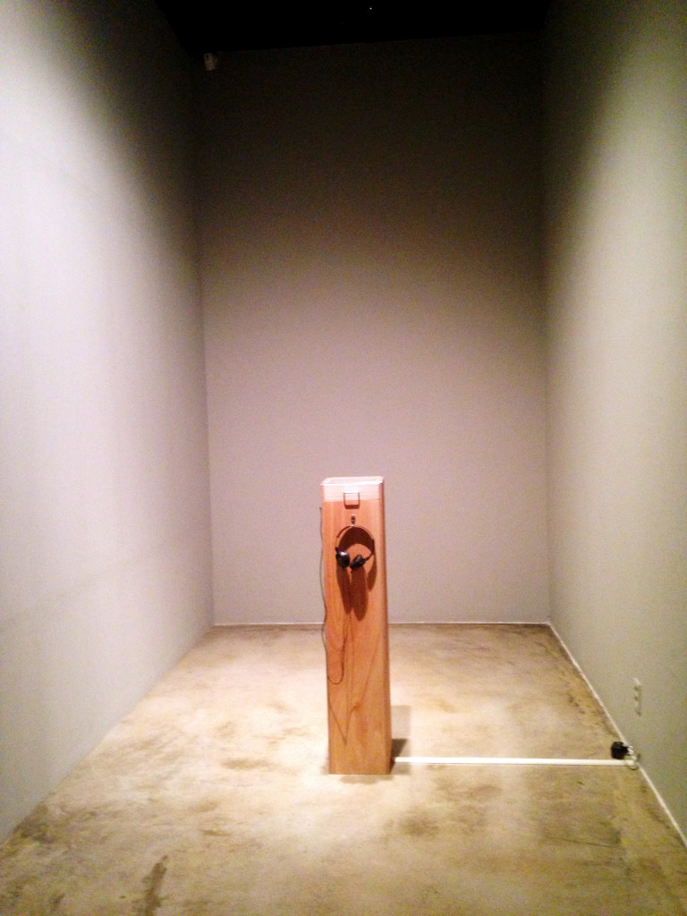 김준, 템페스트, 2015, 가변설치, 혼합매체(전자장치, 헤드폰, 나무, 아크릴)